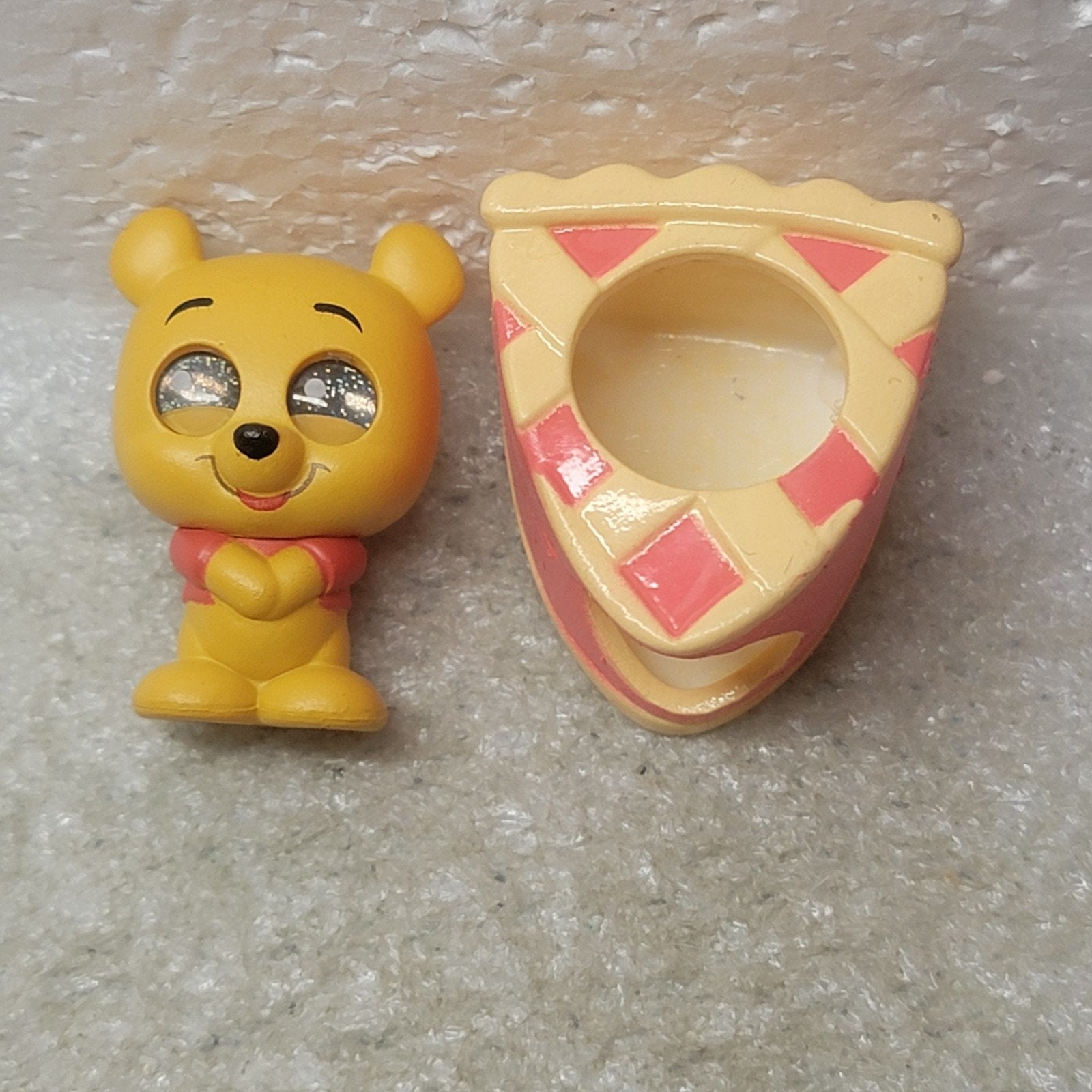 Disney Doorables Costume Cuties Winnie the Pooh Cherry Pie Outfit Figure