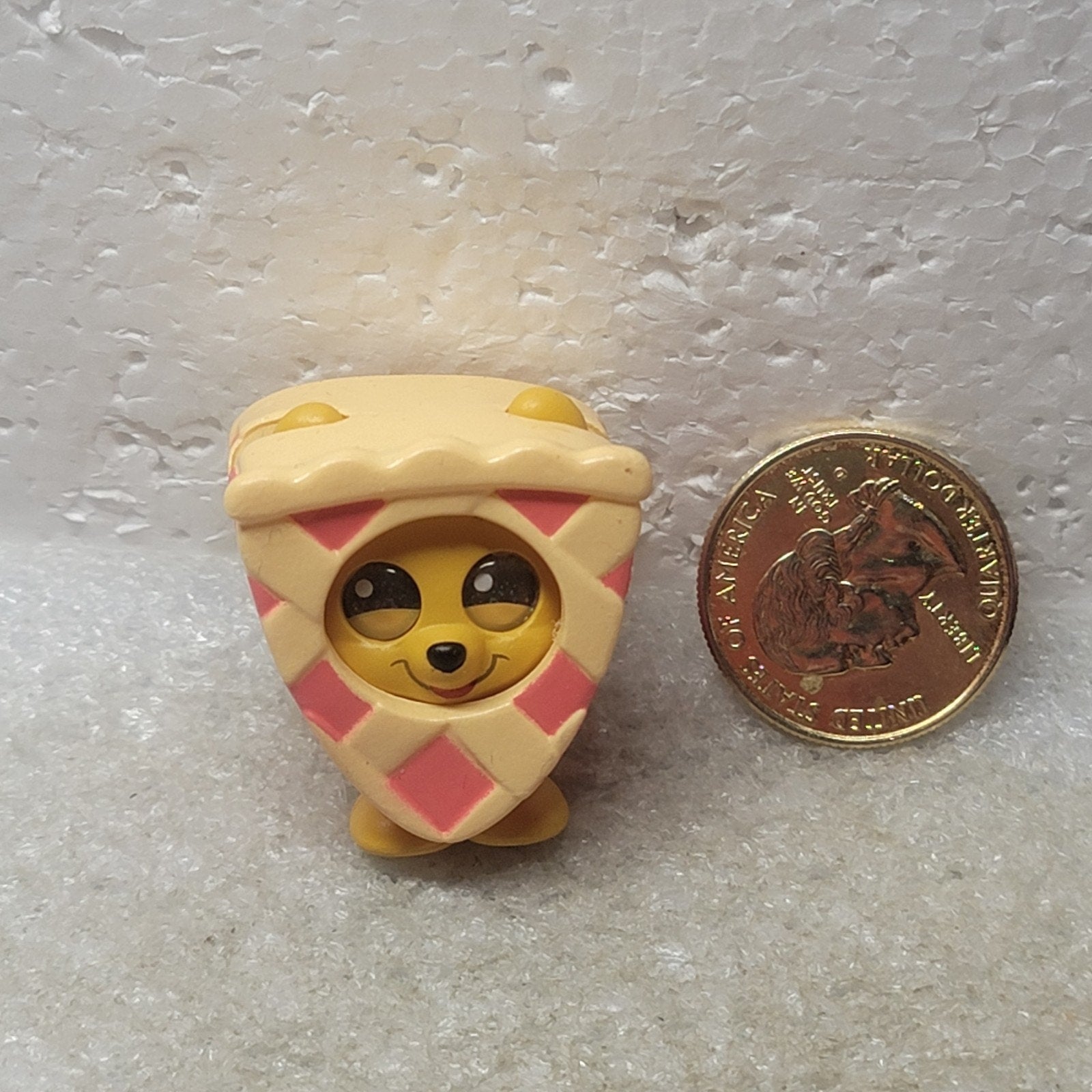 Disney Doorables Costume Cuties Winnie the Pooh Cherry Pie Outfit Figure