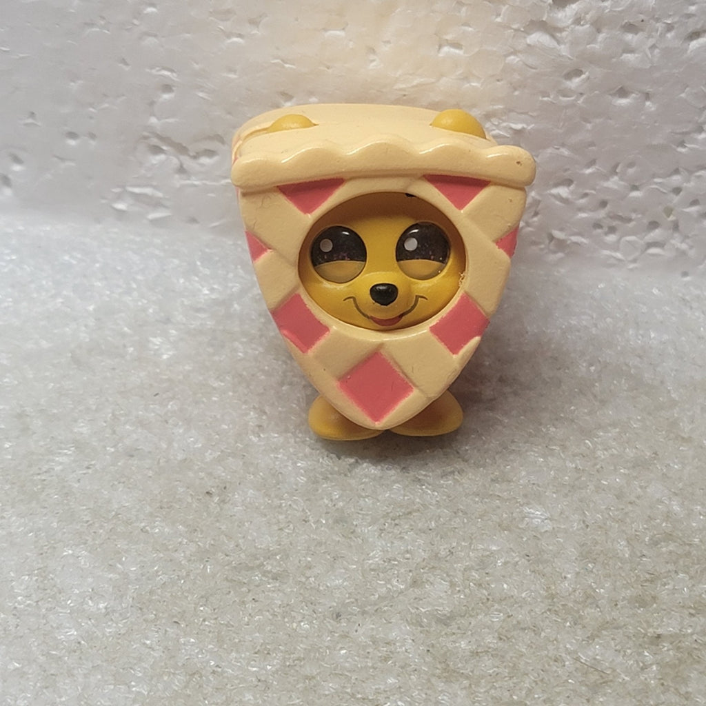 Disney Doorables Costume Cuties Winnie the Pooh Cherry Pie Outfit Figure